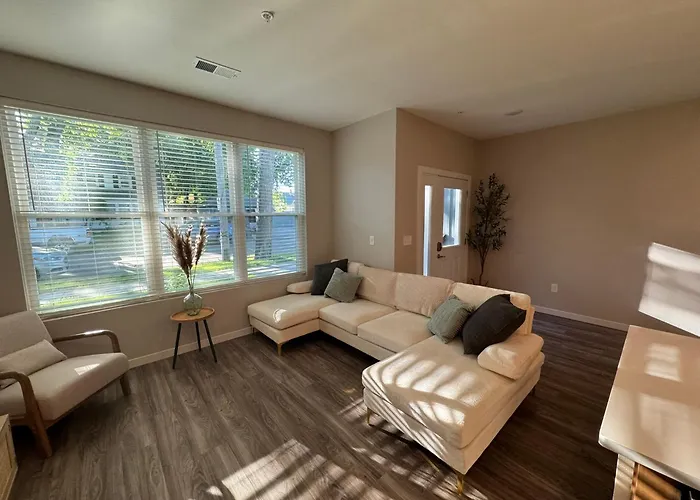 Unwind In Style At Fargo's Hidden Gem! #102 Holiday home